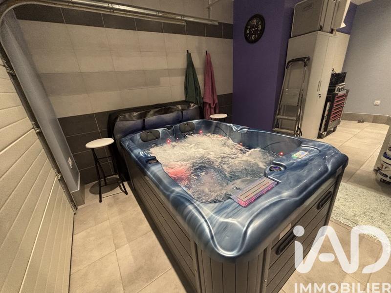 Maison - 220 m² - 8 pièces