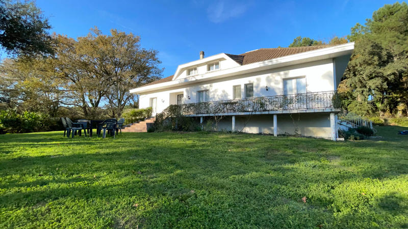 Maison - 220 m² - 7 pièces