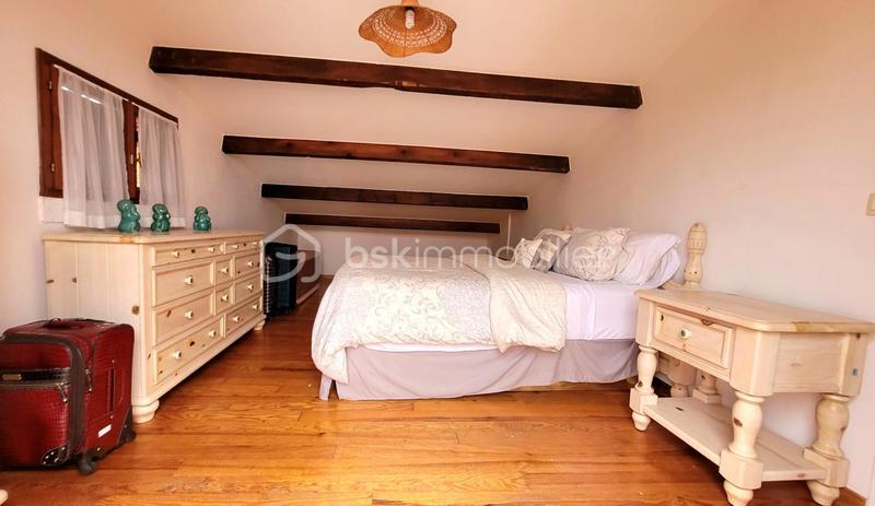 Maison traditionnelle - 262 m² - 9 pièces