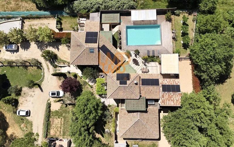 Propriété - 342 m² - 12 pièces