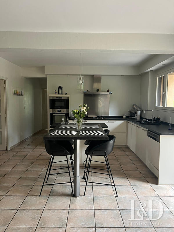 Maison - 213 m² - 8 pièces