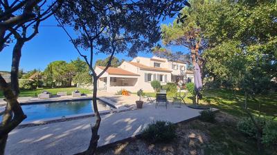 Maison - 230 m² - 8 pièces