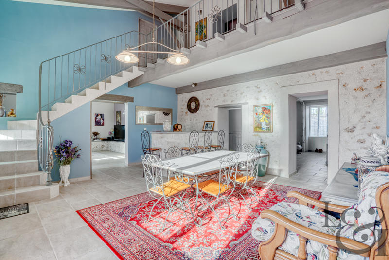 Maison - 334 m² - 10 pièces