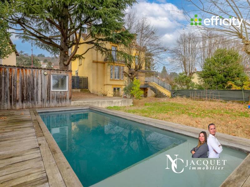 Demeure - 207 m² - 9 pièces