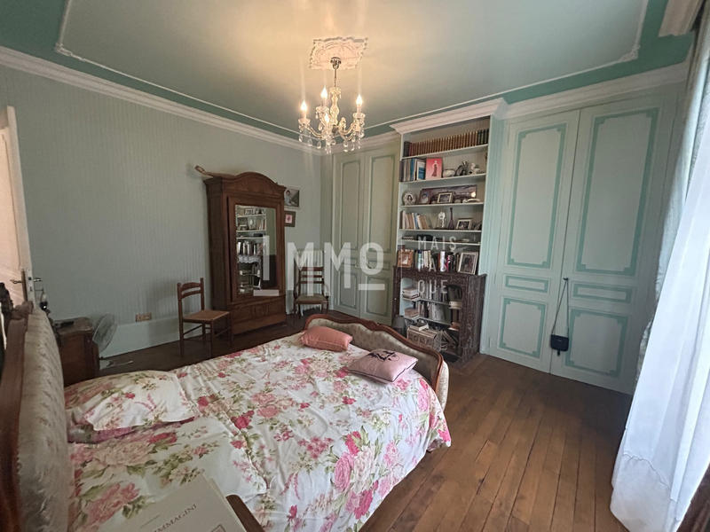 Maison - 337 m² - 13 pièces