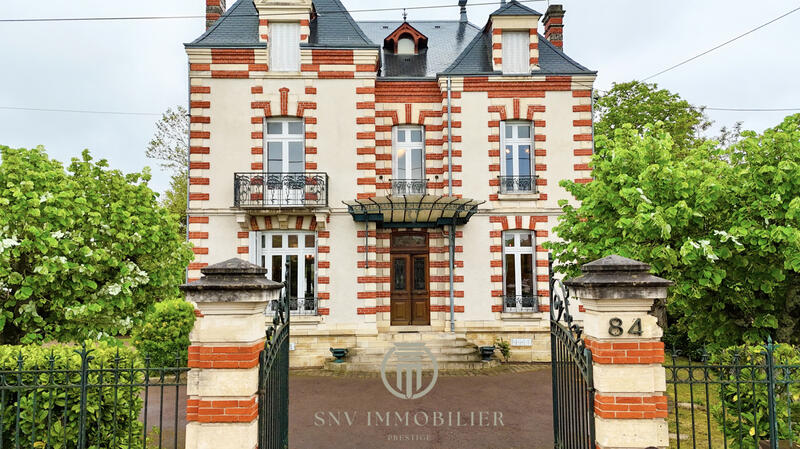 Propriété - 252 m² - 9 pièces