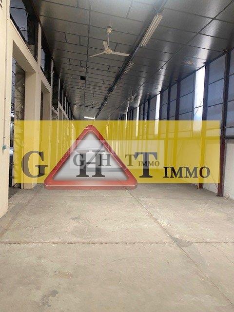 Entrepôt - 2 300 m²
