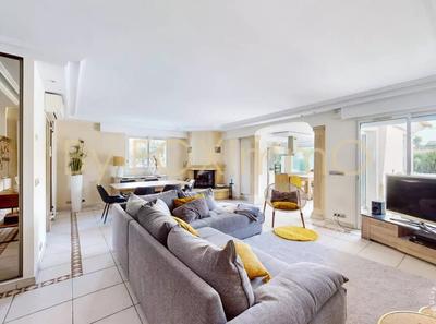 Maison - 240 m² - 6 pièces