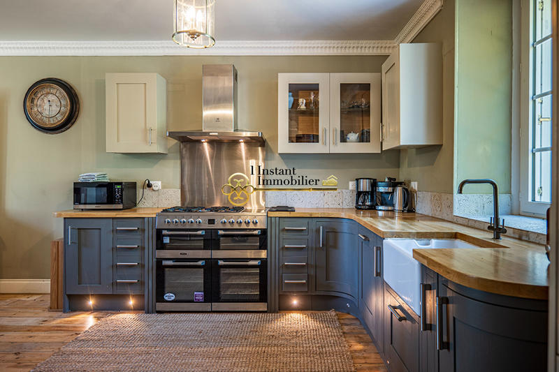 Demeure - 185 m² - 11 pièces