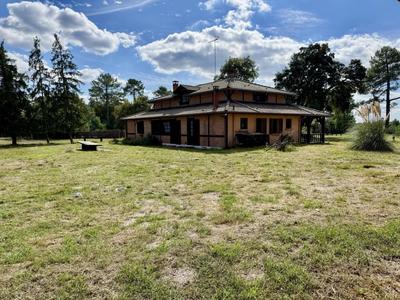 Propriété - 254 m² - 6 pièces