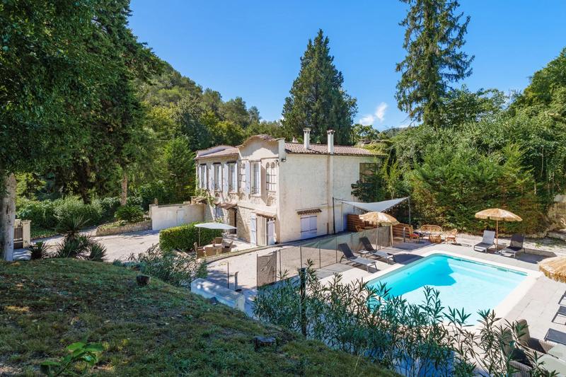 Maison - 235 m² - 8 pièces