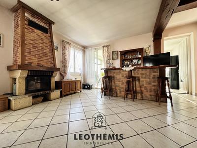 Maison traditionnelle - 185 m² - 9 pièces