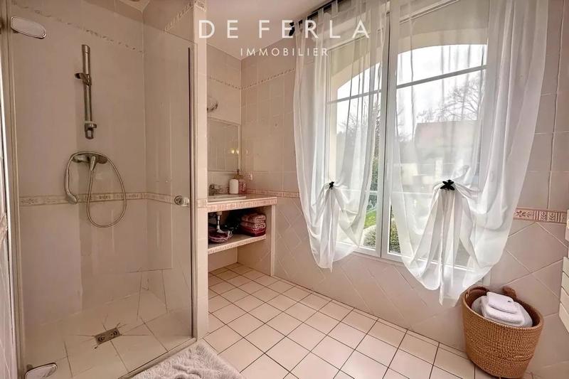 Propriété - 245 m² - 10 pièces