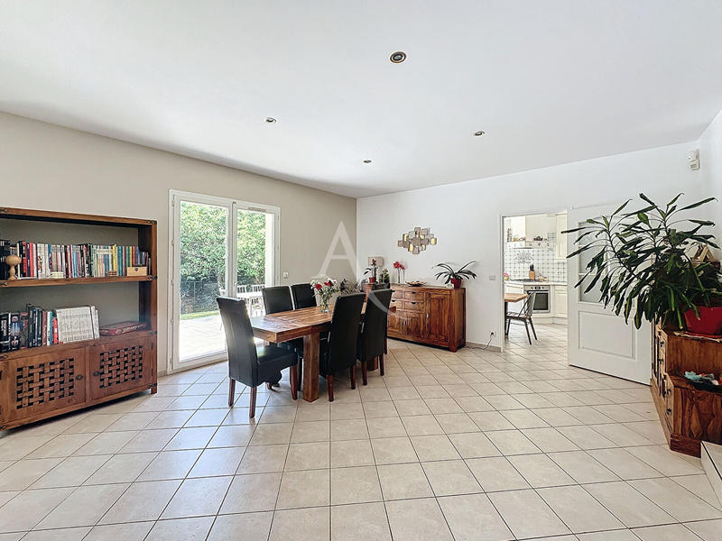 Maison - 240 m² - 7 pièces