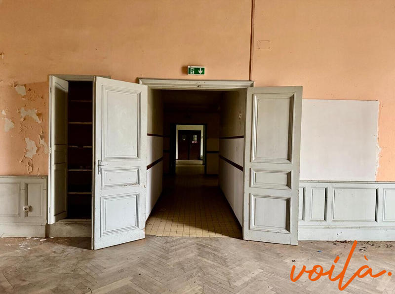 Maison - 1 983 m² - 40 pièces