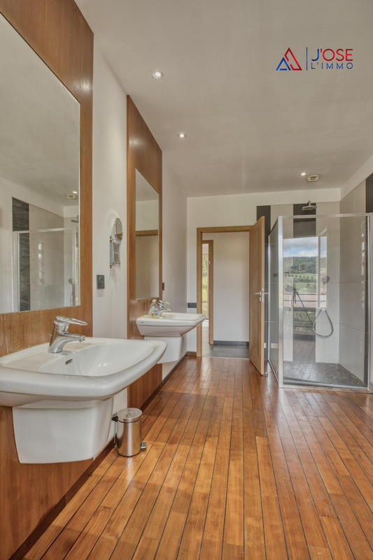 Maison contemporaine - 270 m² - 10 pièces