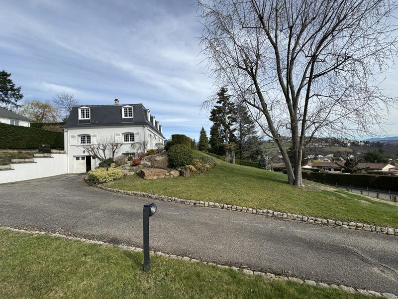 Maison - 204 m² - 9 pièces