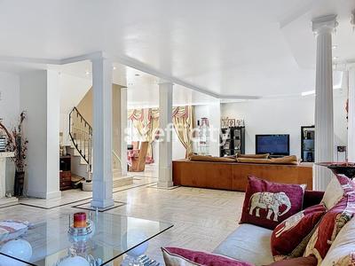 Maison - 240 m² - 7 pièces