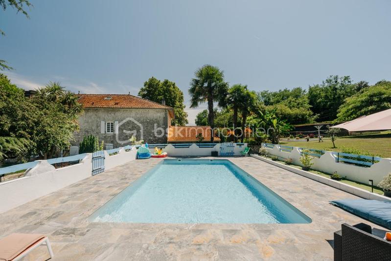 Demeure - 293 m² - 9 pièces