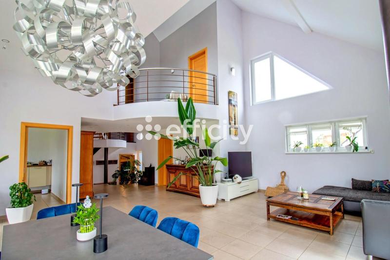 Maison - 214 m² - 8 pièces