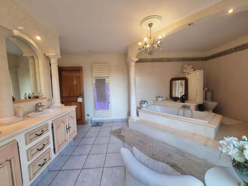 Propriété - 425 m² - 7 pièces