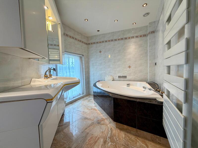 Maison - 223 m² - 7 pièces