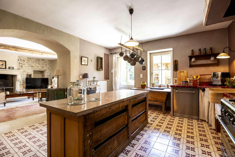 Propriété - 590 m² - 20 pièces