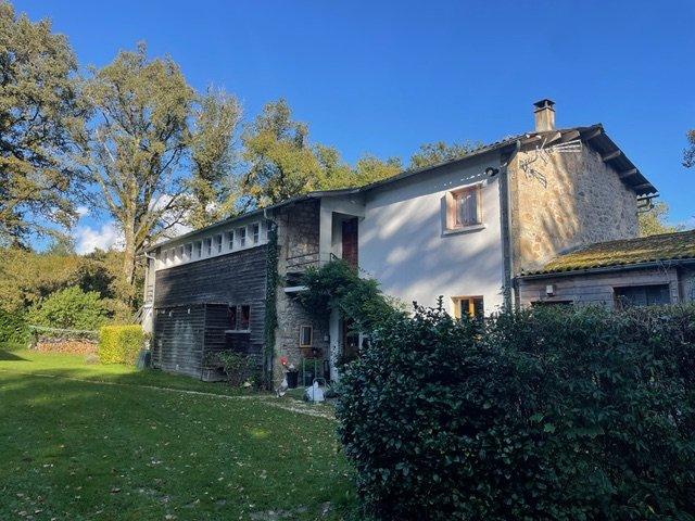 Maison - 400 m² - 50 pièces