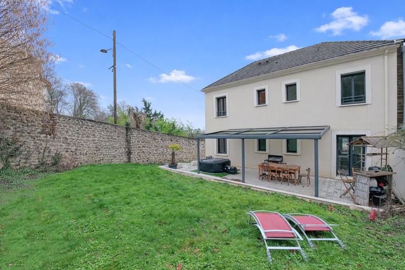 Pavillon - 235 m² - 7 pièces