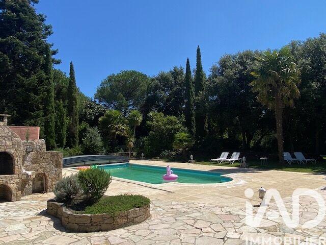 Maison - 230 m² - 8 pièces