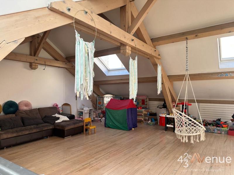 Maison - 330 m² - 8 pièces