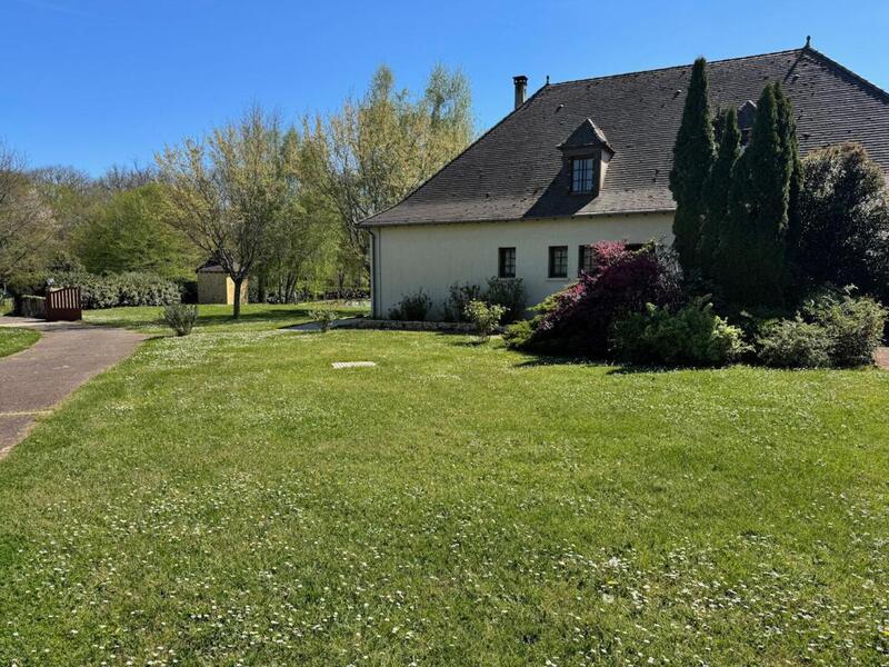 Maison - 275 m² - 12 pièces
