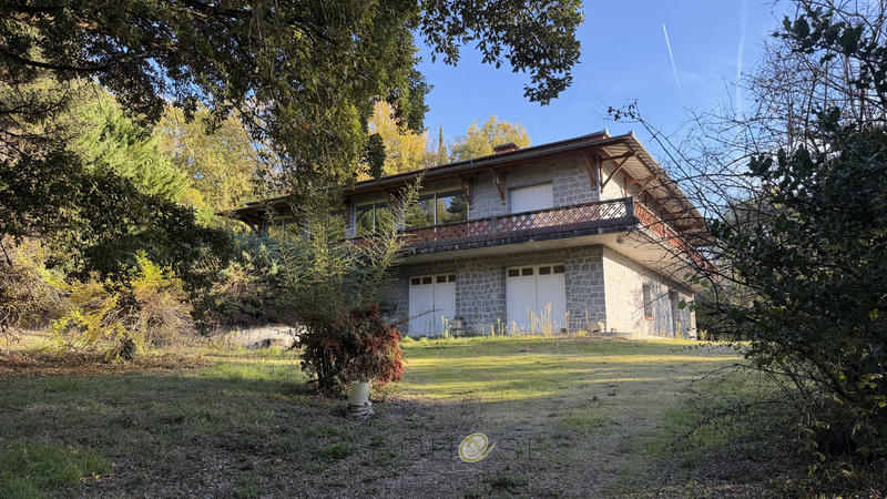 Maison - 300 m² - 7 pièces