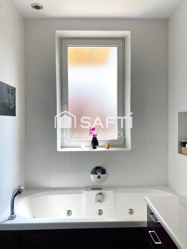 Appartement - 204 m² - 8 pièces