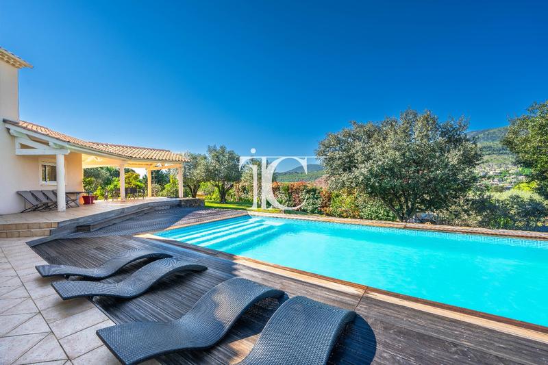 Maison - 260 m² - 6 pièces