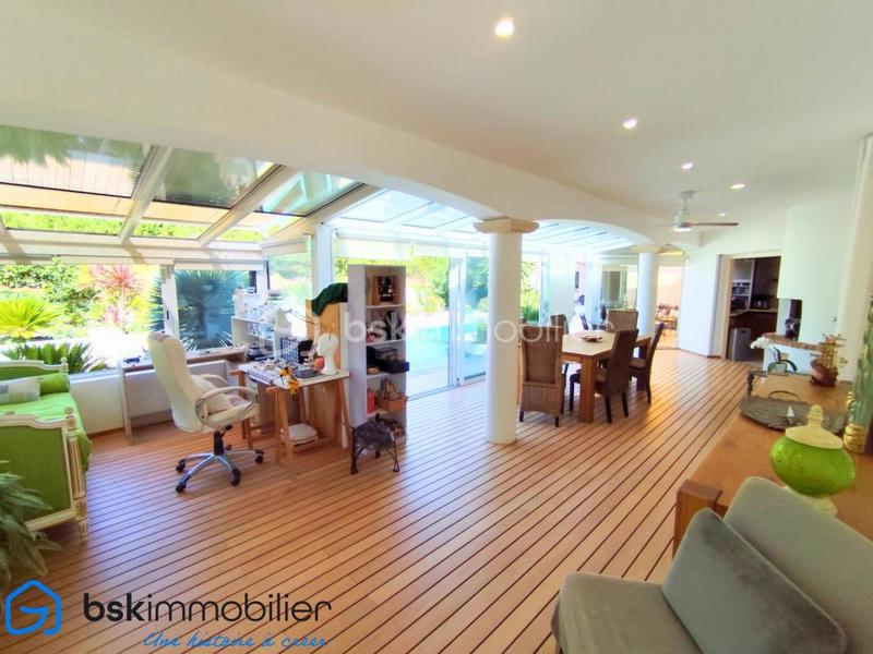 Villa - 237 m² - 6 pièces