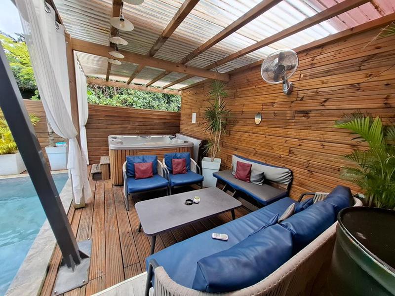 Maison - 239 m² - 11 pièces