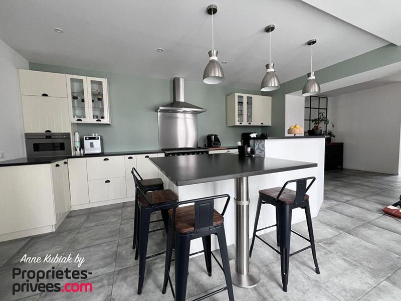 Maison - 195 m² - 9 pièces