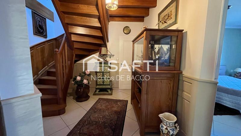 Maison - 238 m² - 7 pièces