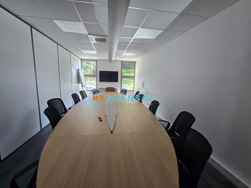 Local d'activités - 912 m²