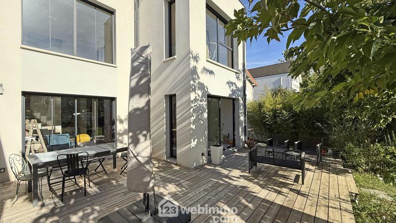 Maison - 216 m² - 9 pièces