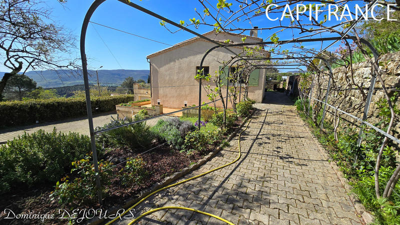 Maison - 250 m² - 8 pièces