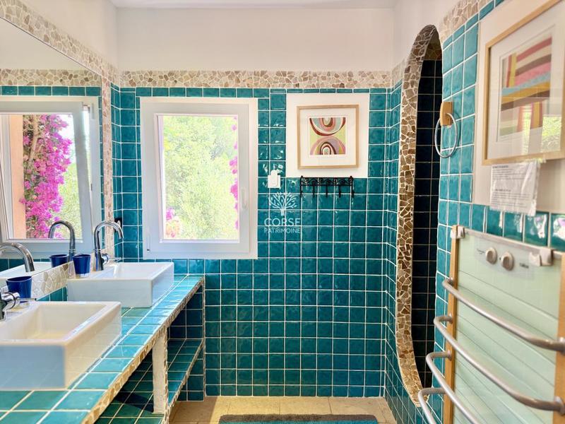 Propriété - 242 m² - 7 pièces