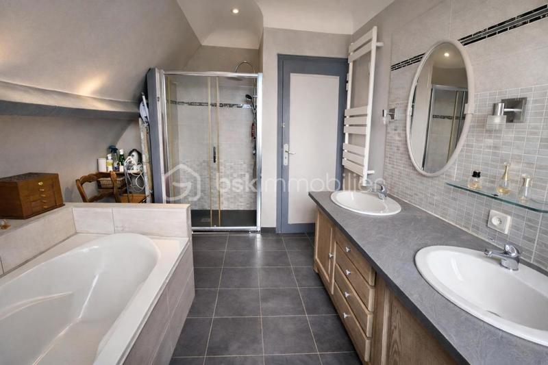 Maison - 209 m² - 7 pièces