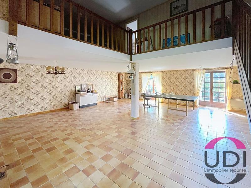 Maison - 220 m² - 5 pièces