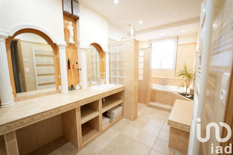 Maison - 201 m² - 10 pièces