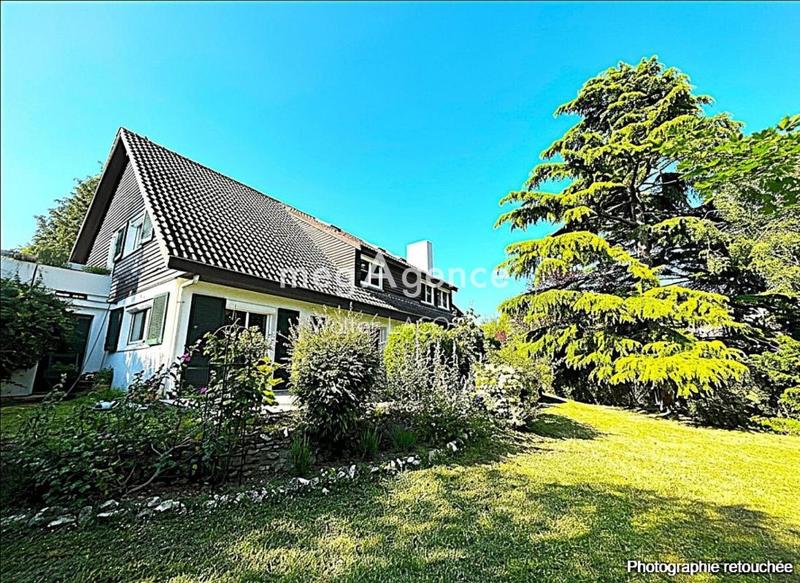 Maison traditionnelle - 260 m² - 10 pièces