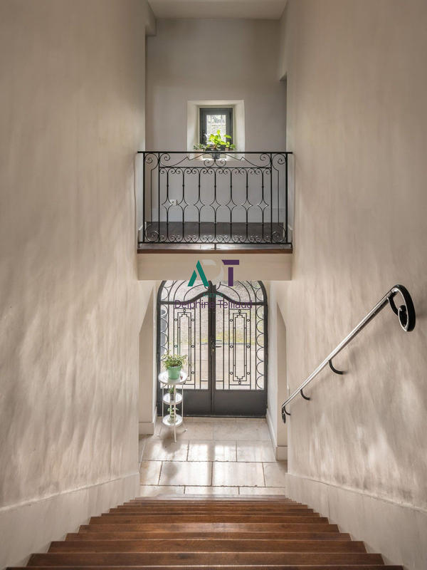 Maison - 465 m² - 9 pièces