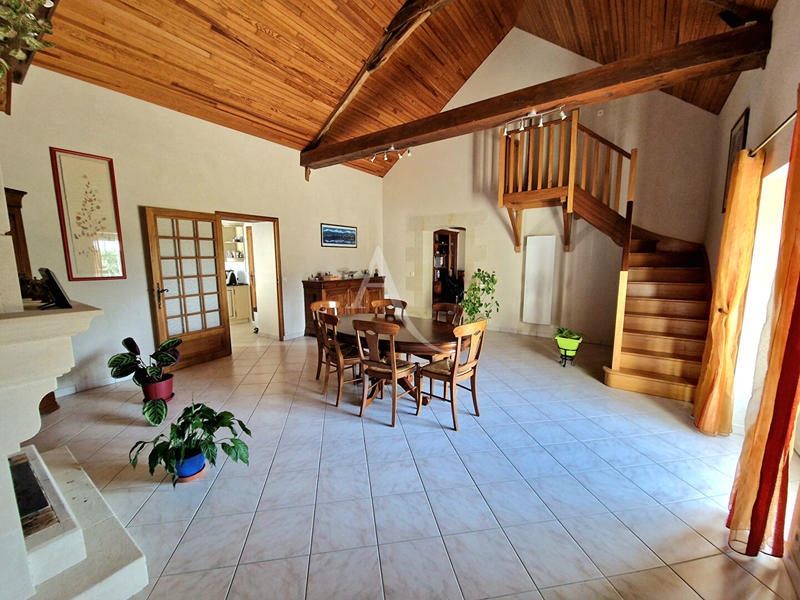 Maison - 263 m² - 9 pièces