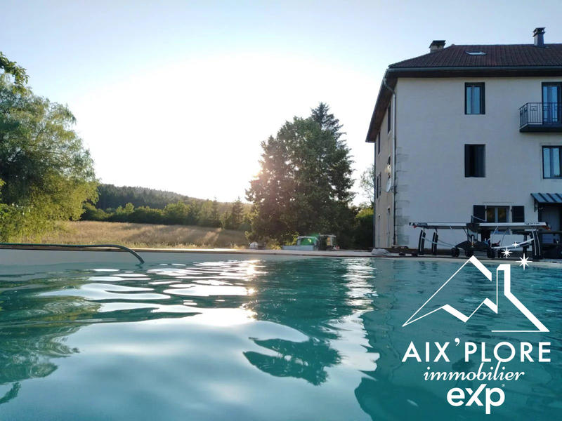 Maison - 240 m² - 6 pièces